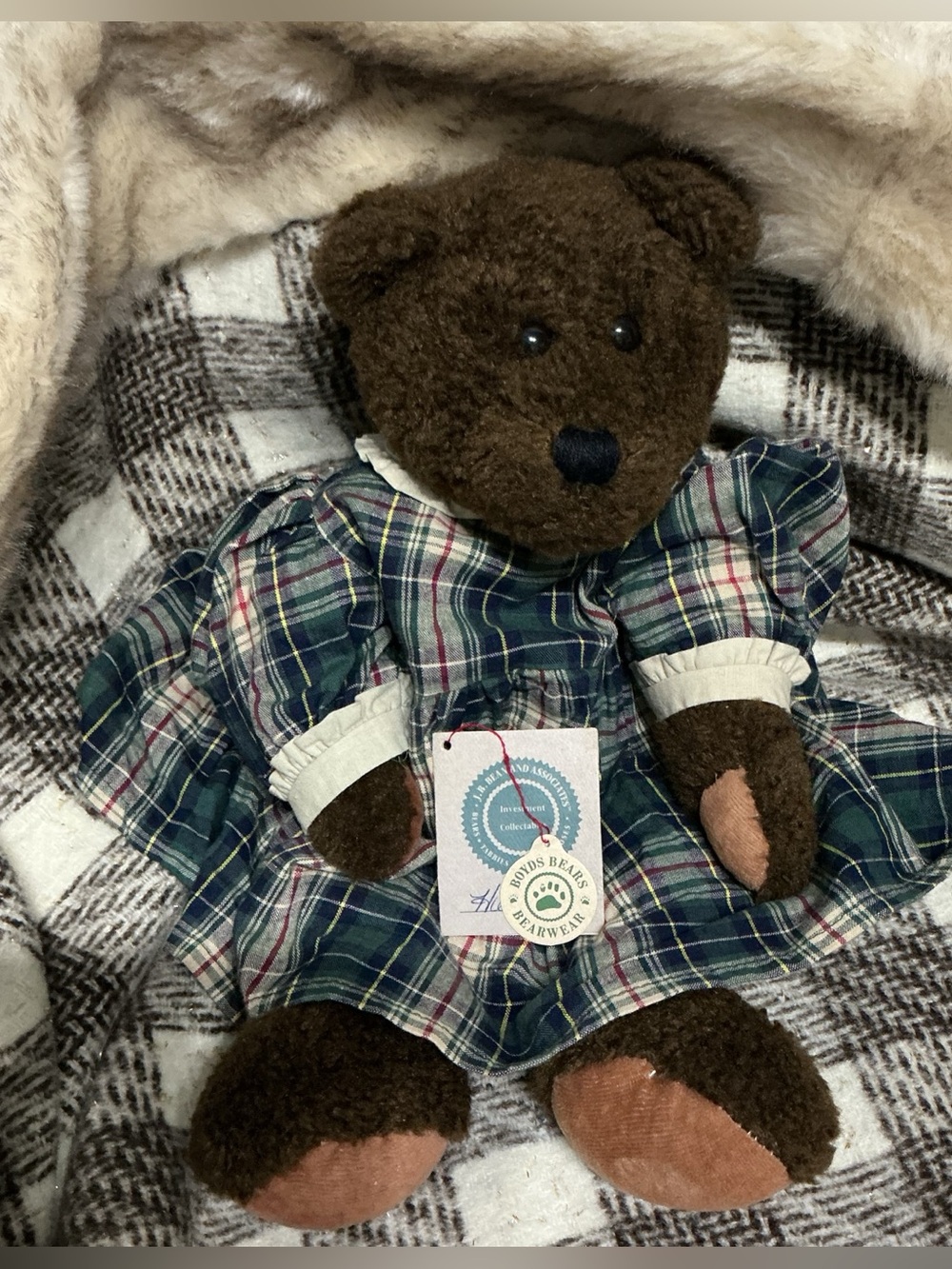 THE BOYDS BEARS COLLECTION 1985 VINTAGE DARK BROWN BEANIE BEAR WEARING PLAID DRE